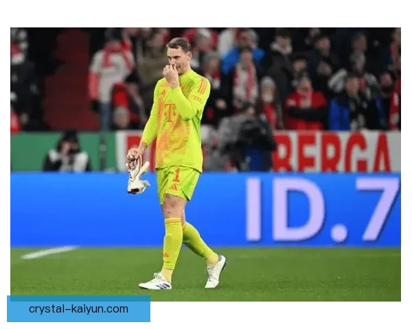 诺伊尔比赛风格总结：稳定表现与关键时刻的决策能力分析